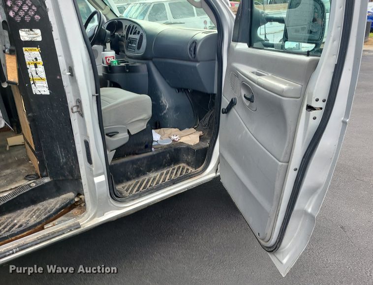 image for item MJ9403 2007 Ford E250 Super Duty  van