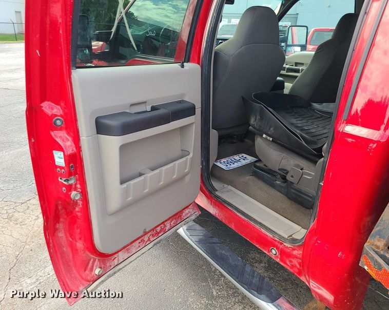 image for item MJ9410 2010 Ford F250 Super Duty  Crew Cab flatbed pickup truck