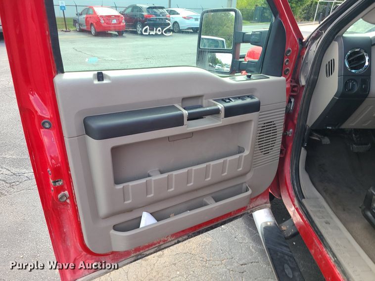 image for item MJ9410 2010 Ford F250 Super Duty  Crew Cab flatbed pickup truck