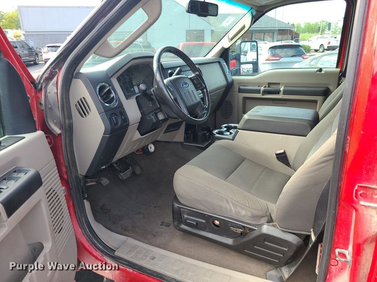 image for item MJ9410 2010 Ford F250 Super Duty  Crew Cab flatbed pickup truck