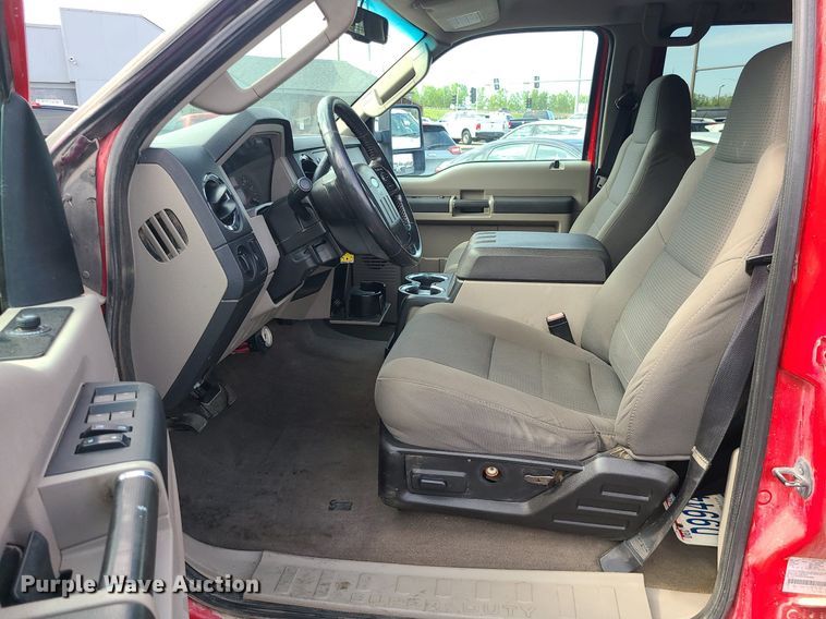 image for item MJ9410 2010 Ford F250 Super Duty  Crew Cab flatbed pickup truck