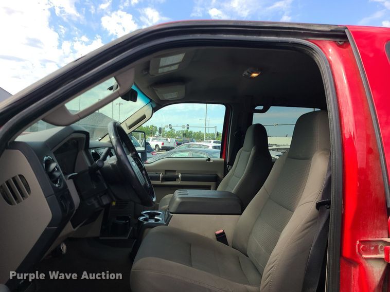 image for item MJ9410 2010 Ford F250 Super Duty  Crew Cab flatbed pickup truck