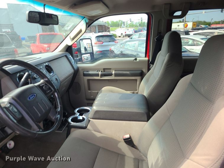 image for item MJ9410 2010 Ford F250 Super Duty  Crew Cab flatbed pickup truck