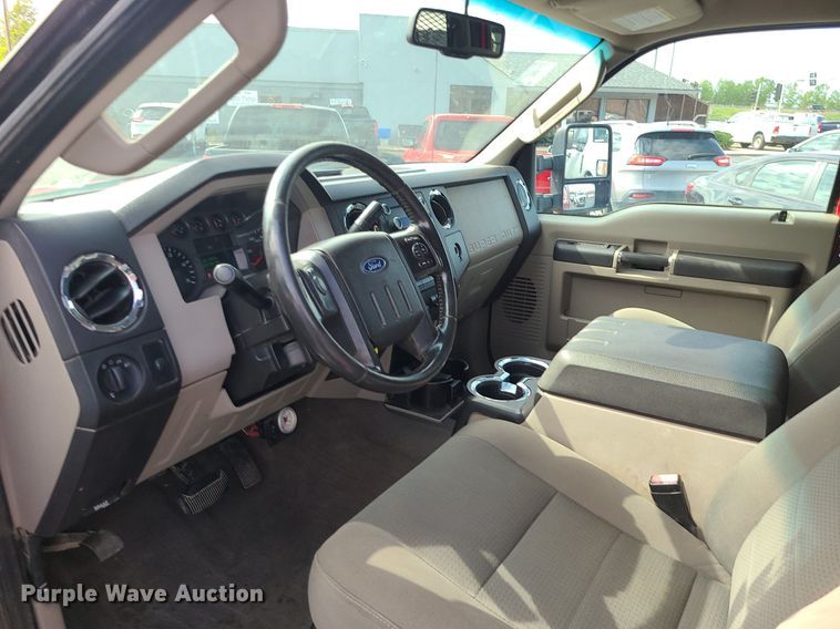 image for item MJ9410 2010 Ford F250 Super Duty  Crew Cab flatbed pickup truck