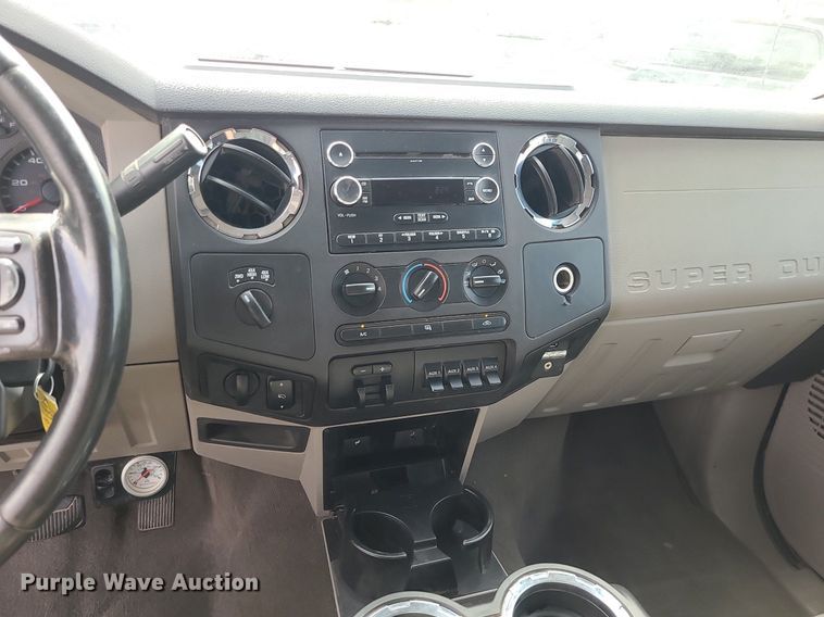 image for item MJ9410 2010 Ford F250 Super Duty  Crew Cab flatbed pickup truck