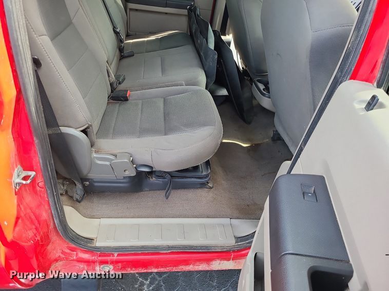 image for item MJ9410 2010 Ford F250 Super Duty  Crew Cab flatbed pickup truck