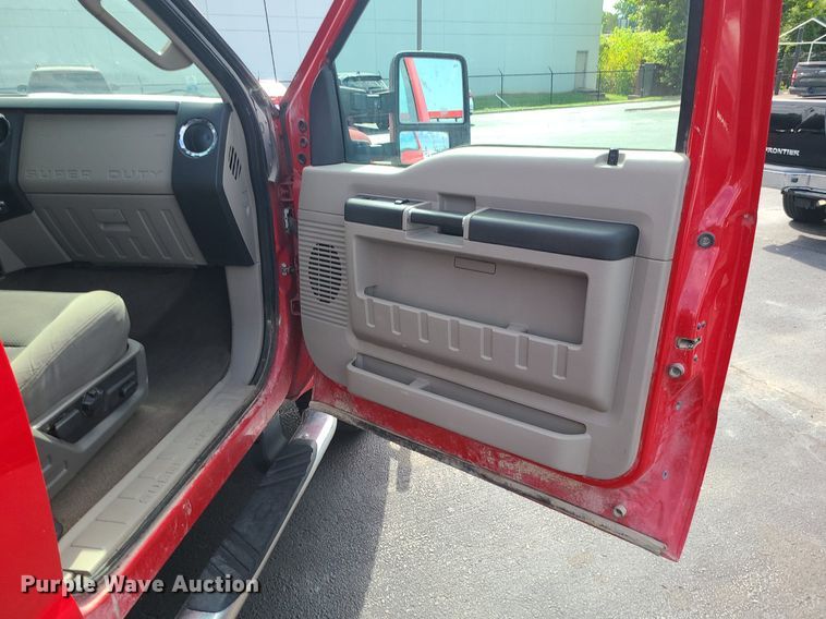 image for item MJ9410 2010 Ford F250 Super Duty  Crew Cab flatbed pickup truck