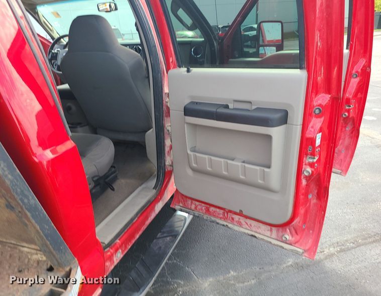 image for item MJ9410 2010 Ford F250 Super Duty  Crew Cab flatbed pickup truck