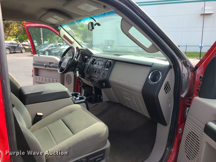 image for item MJ9410 2010 Ford F250 Super Duty  Crew Cab flatbed pickup truck