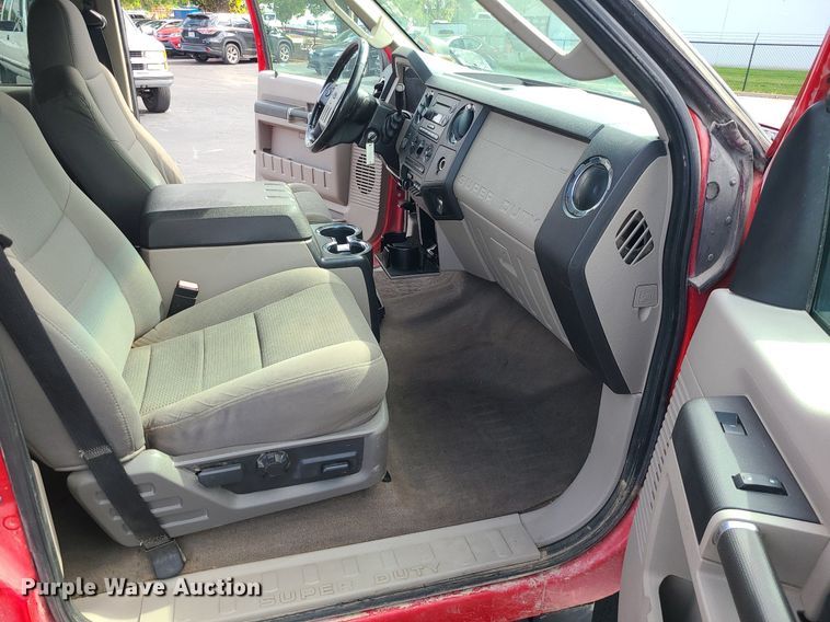 image for item MJ9410 2010 Ford F250 Super Duty  Crew Cab flatbed pickup truck