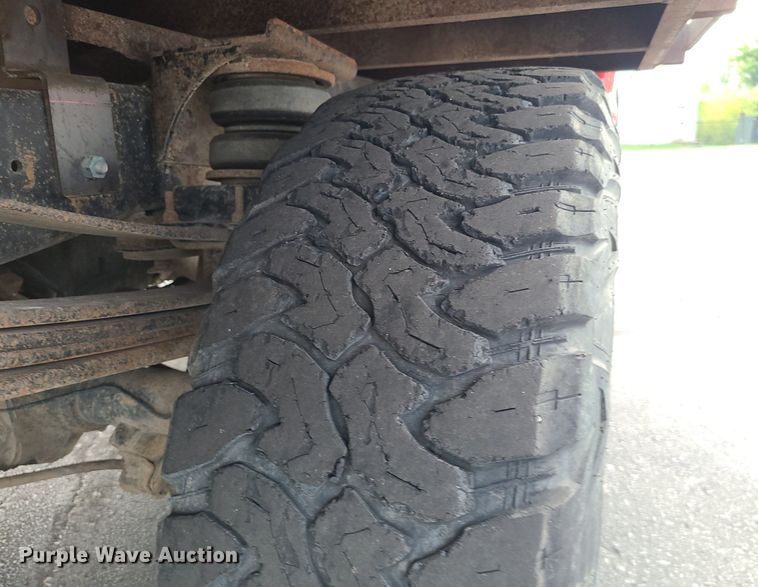 image for item MJ9410 2010 Ford F250 Super Duty  Crew Cab flatbed pickup truck