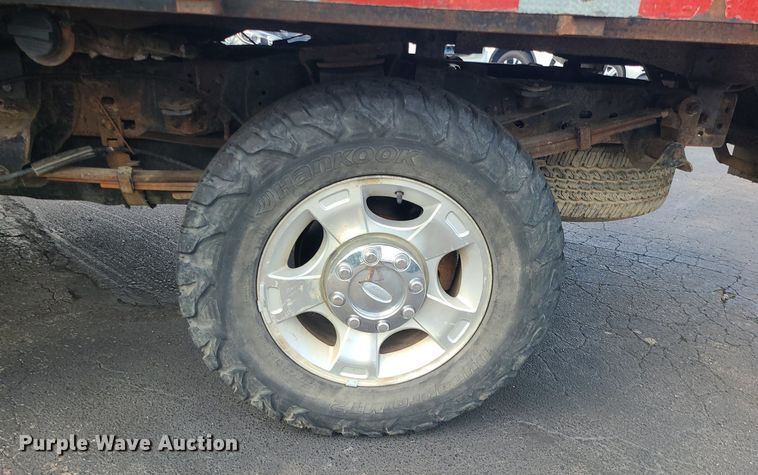 image for item MJ9410 2010 Ford F250 Super Duty  Crew Cab flatbed pickup truck