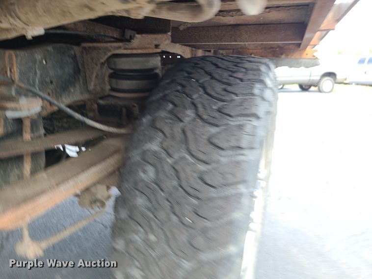 image for item MJ9410 2010 Ford F250 Super Duty  Crew Cab flatbed pickup truck