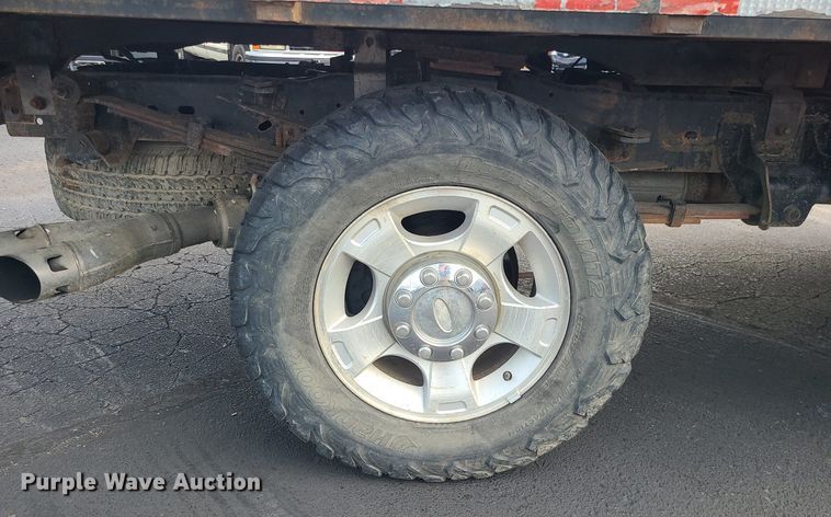 image for item MJ9410 2010 Ford F250 Super Duty  Crew Cab flatbed pickup truck