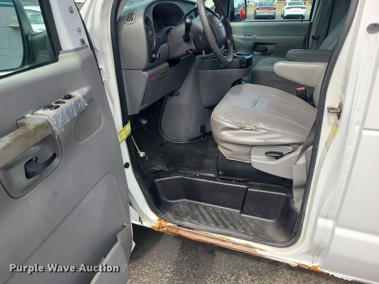 image for item MJ9412 2008 Ford E250 Super Duty  van
