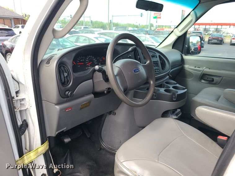 image for item MJ9412 2008 Ford E250 Super Duty  van