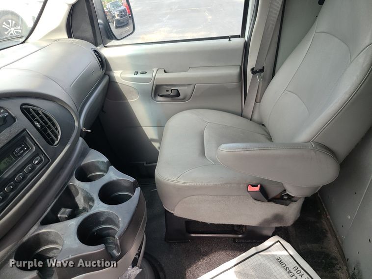 image for item MJ9412 2008 Ford E250 Super Duty  van