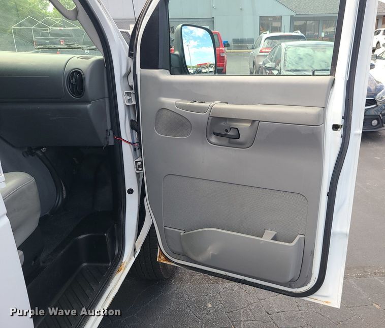image for item MJ9412 2008 Ford E250 Super Duty  van
