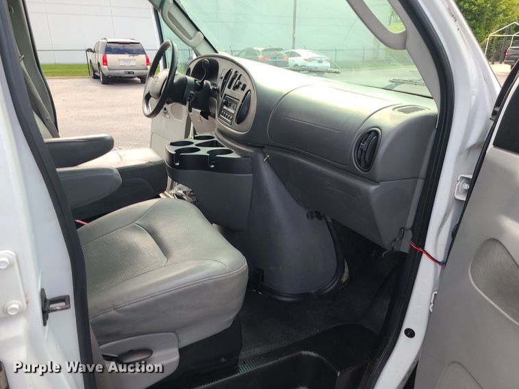 image for item MJ9412 2008 Ford E250 Super Duty  van