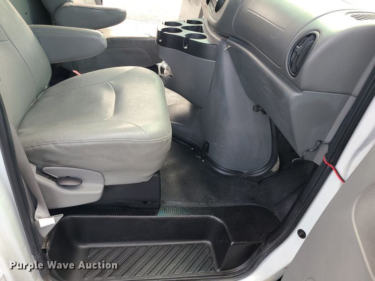 image for item MJ9412 2008 Ford E250 Super Duty  van