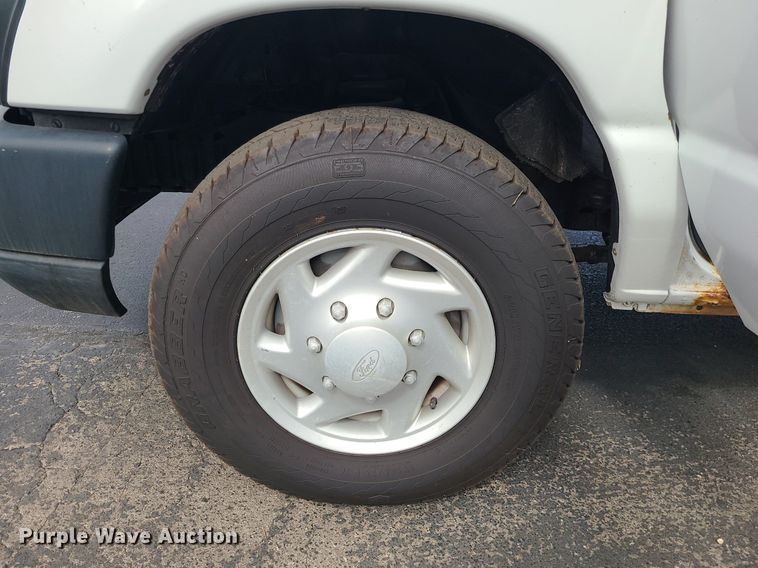 image for item MJ9412 2008 Ford E250 Super Duty  van