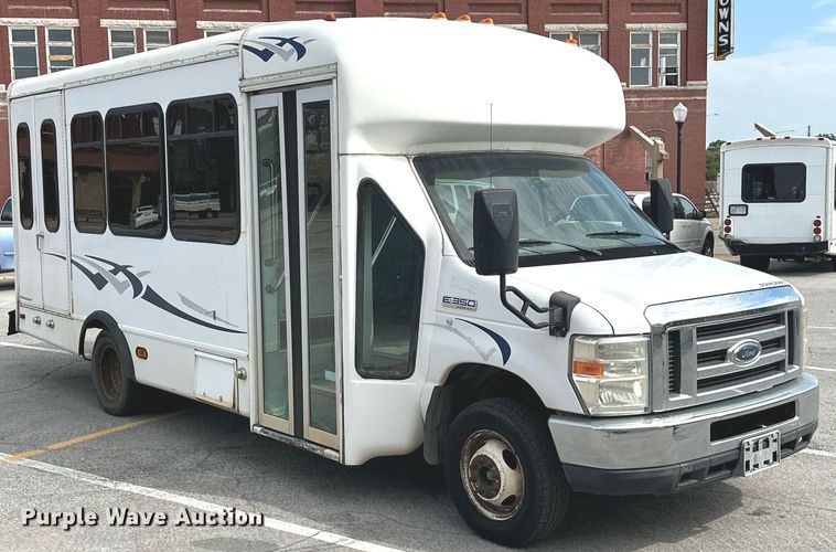 image for item ML9258 2008 Ford E350 Super Duty  shuttle bus