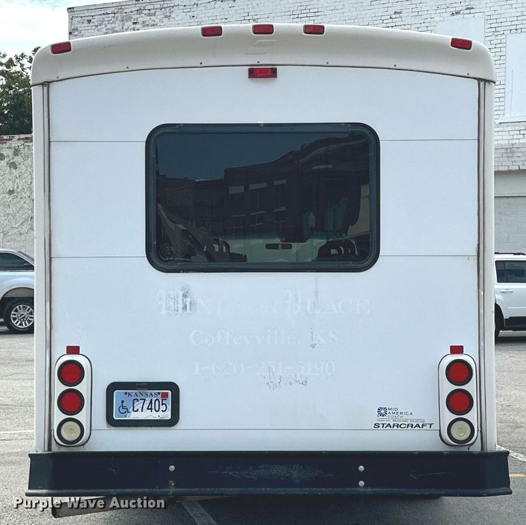 image for item ML9258 2008 Ford E350 Super Duty  shuttle bus