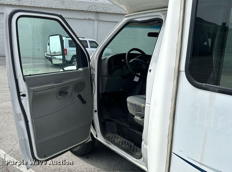 image for item ML9258 2008 Ford E350 Super Duty  shuttle bus