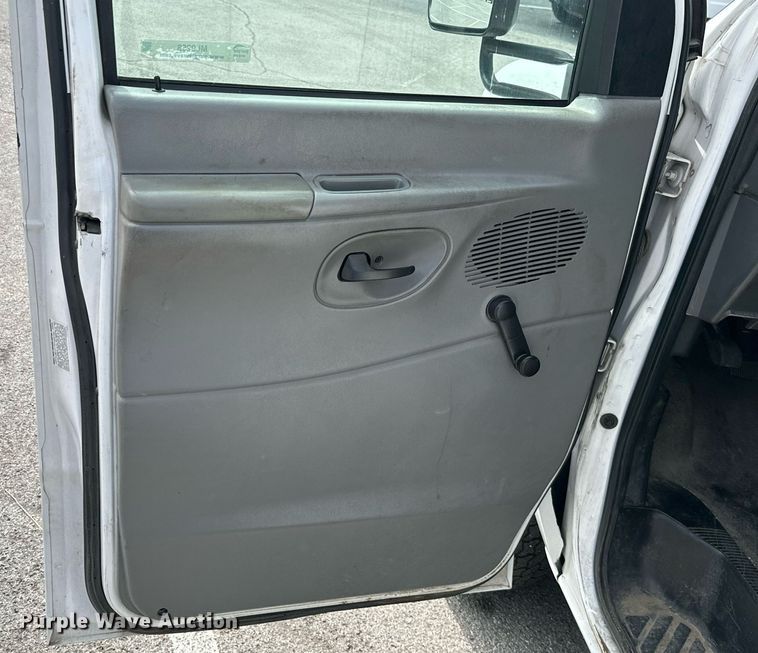 image for item ML9258 2008 Ford E350 Super Duty  shuttle bus