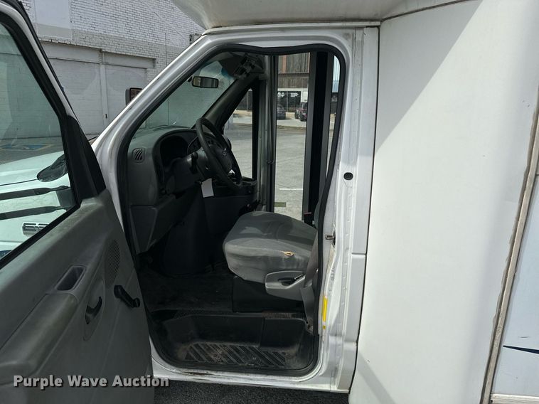 image for item ML9258 2008 Ford E350 Super Duty  shuttle bus