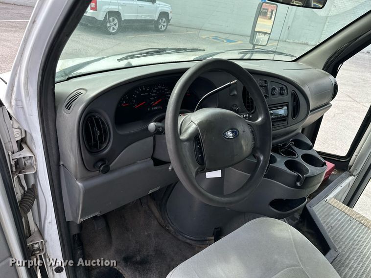 image for item ML9258 2008 Ford E350 Super Duty  shuttle bus