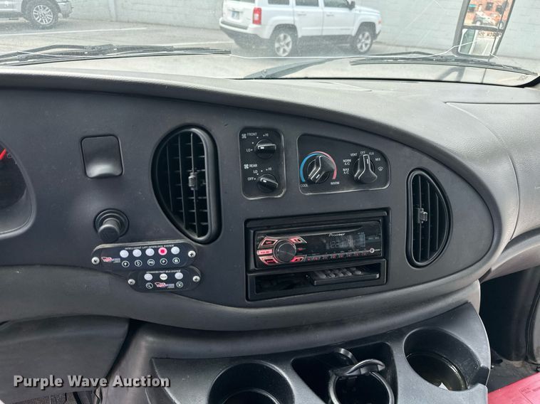 image for item ML9258 2008 Ford E350 Super Duty  shuttle bus