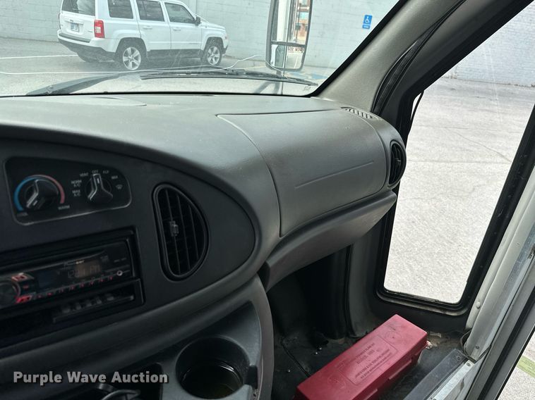 image for item ML9258 2008 Ford E350 Super Duty  shuttle bus