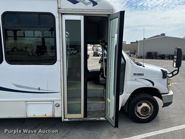 image for item ML9258 2008 Ford E350 Super Duty  shuttle bus