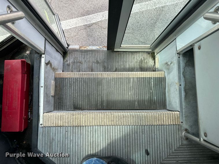 image for item ML9258 2008 Ford E350 Super Duty  shuttle bus