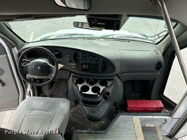 image for item ML9258 2008 Ford E350 Super Duty  shuttle bus