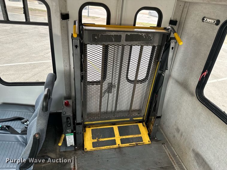 image for item ML9258 2008 Ford E350 Super Duty  shuttle bus