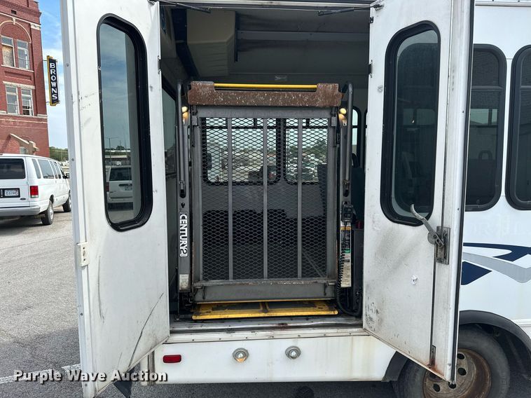 image for item ML9258 2008 Ford E350 Super Duty  shuttle bus