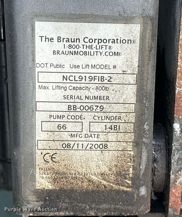 image for item ML9258 2008 Ford E350 Super Duty  shuttle bus