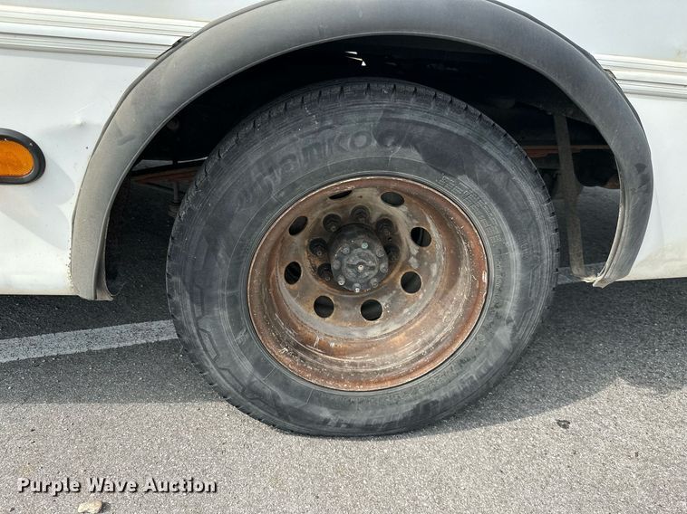 image for item ML9258 2008 Ford E350 Super Duty  shuttle bus