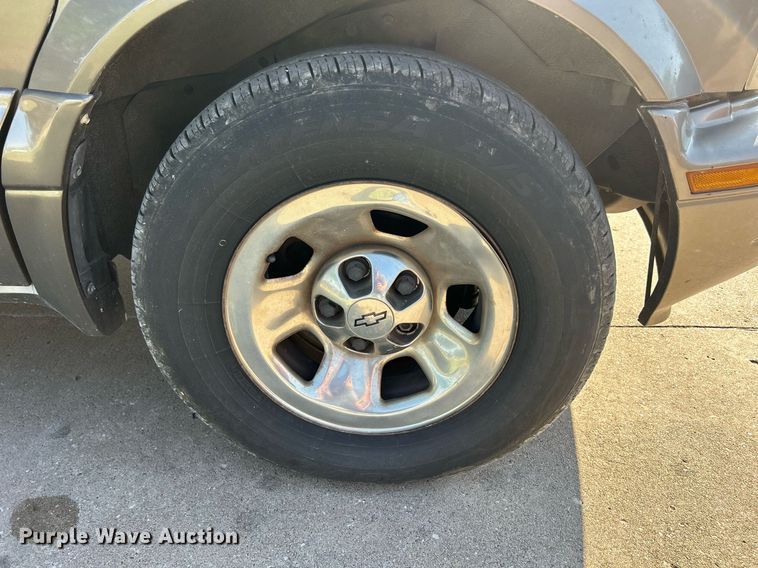 image for item MO9047 1999 Chevrolet Astro  van