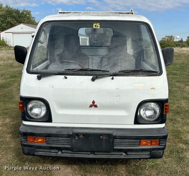 image for item MO9049 1992 Mitsubishi  mini truck