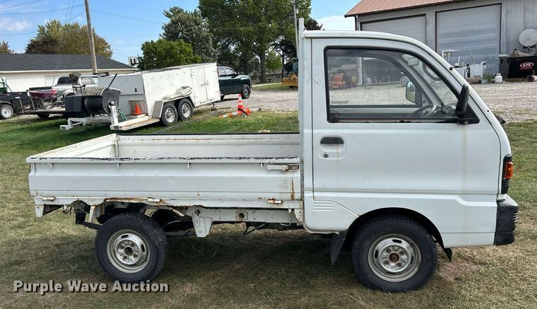 image for item MO9049 1992 Mitsubishi  mini truck