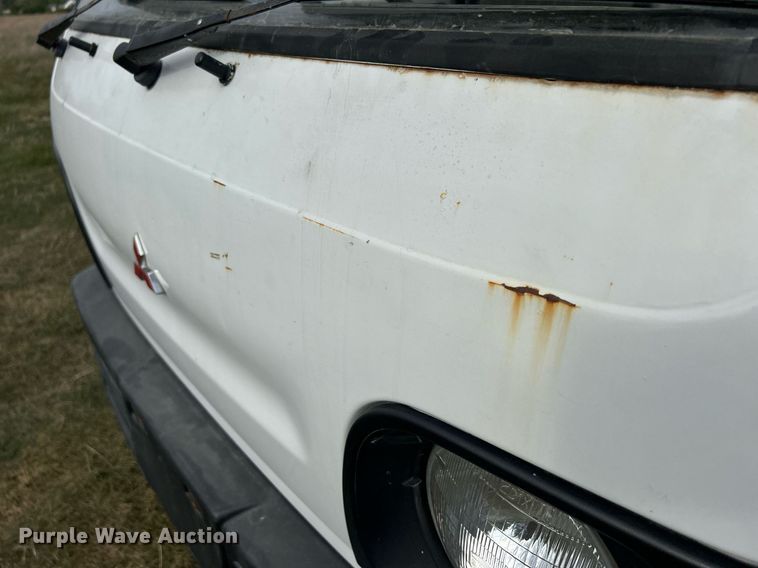 image for item MO9049 1992 Mitsubishi  mini truck