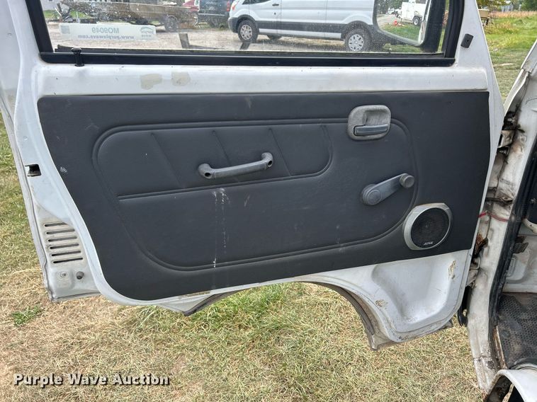 image for item MO9049 1992 Mitsubishi  mini truck