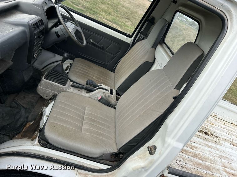 image for item MO9049 1992 Mitsubishi  mini truck