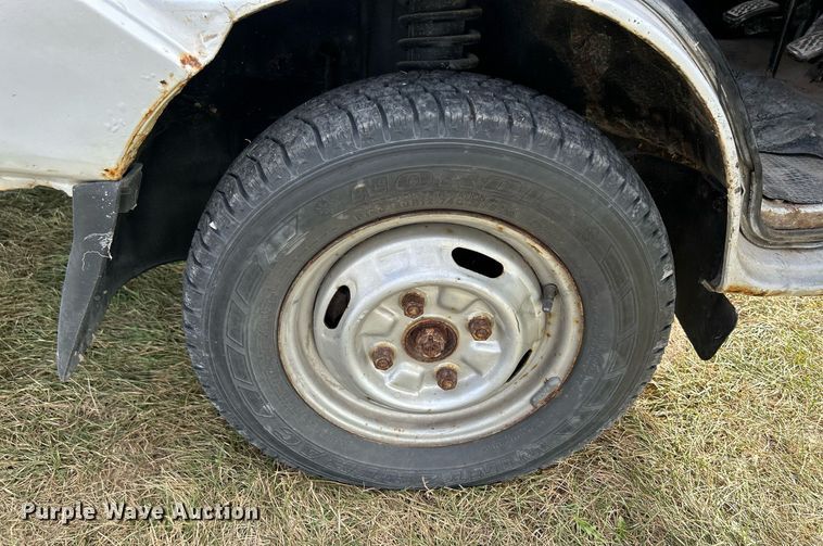 image for item MO9049 1992 Mitsubishi  mini truck