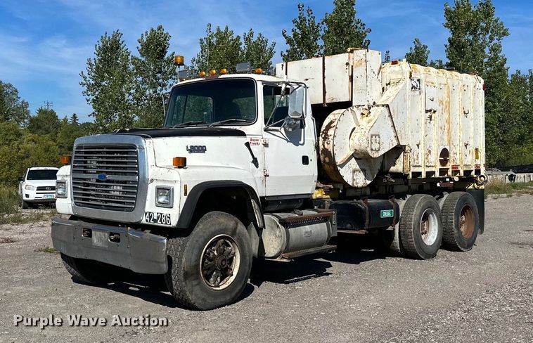 image for item MQ9447 1994 Ford LT8000  vacuum truck