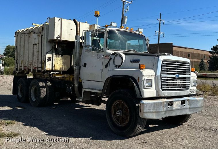 image for item MQ9447 1994 Ford LT8000  vacuum truck