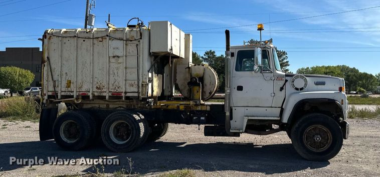 image for item MQ9447 1994 Ford LT8000  vacuum truck